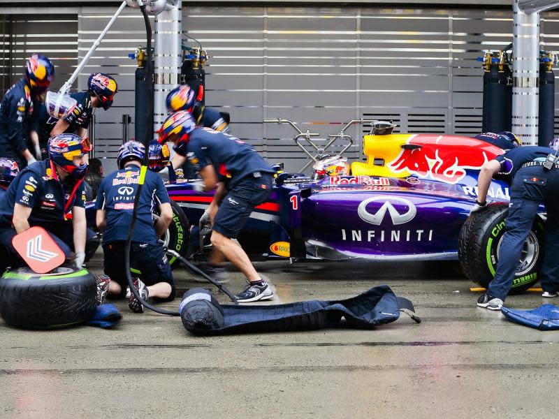 Sebastian Vettel ist zu einem Reifenwechsel in die Box gefahren. Foto: Srdjan Suki