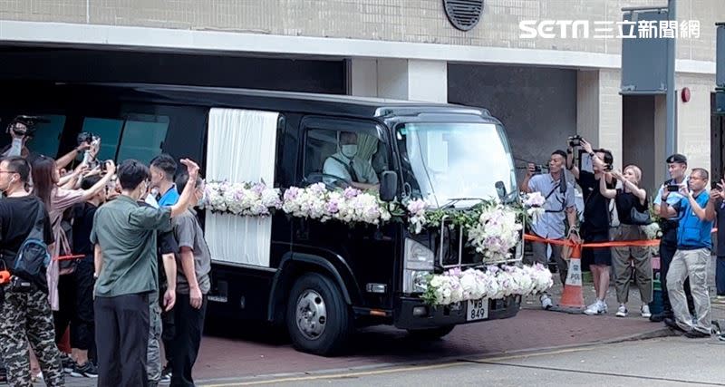 李玟靈車緩緩從車道開出香港殯儀館。（圖／記者鄭尹翔攝影）