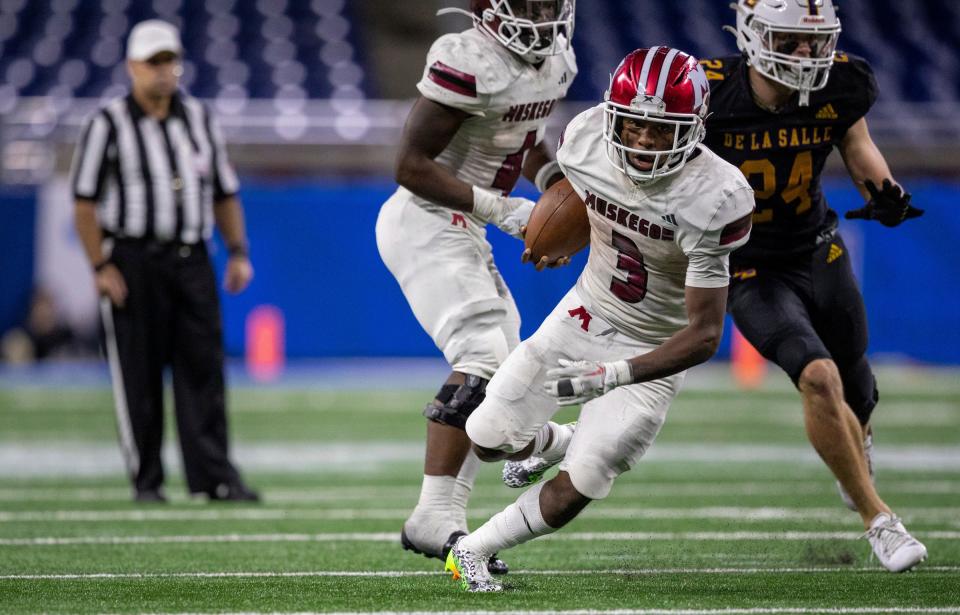 Muskegon's M'Khi Guy (3) runs the ball against the Warren De La Salle defense during the Division 2 football state championship game at Ford Field in Detroit on Saturday, Nov. 25, 2023.