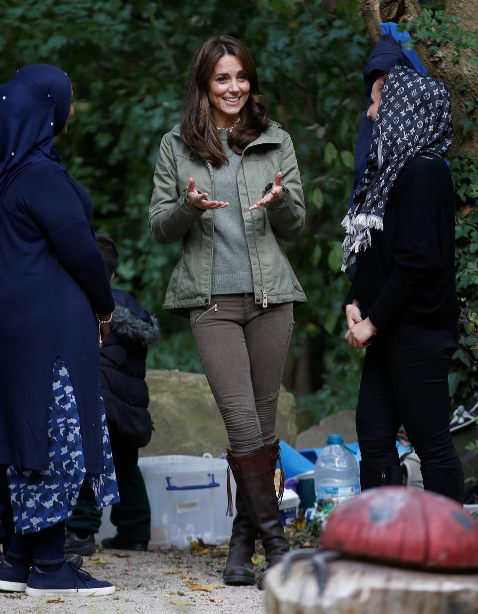 Herzogin Kate unterhält sich in der “Sayers Croft School” mit zwei Frauen. (Bild: Reuters)