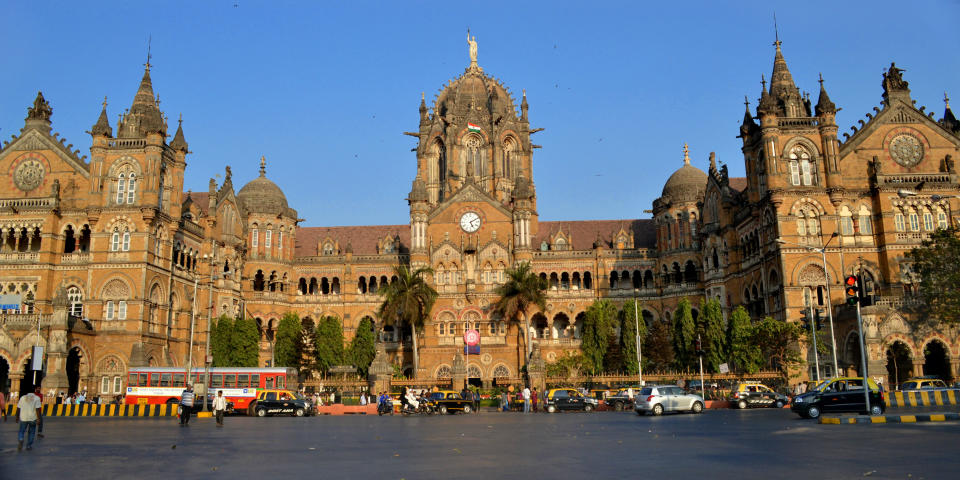 <p>La estación Chhatrapati Shivaji, cuando se inauguró en 1888, se convirtió en el primer edificio público de la ciudad. Fue declarada Patrimonio de la Humanidad por la Unesco en 2004. (Foto: Wikimedia Commons / <a rel="nofollow noopener" href="https://commons.wikimedia.org/wiki/File:The_Chhatrapati_Shivaji_Terminus_(CST).jpg" target="_blank" data-ylk="slk:Anoop Ravi;elm:context_link;itc:0;sec:content-canvas" class="link ">Anoop Ravi</a>). </p>