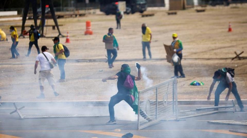 Manifestantes bolsonaristas enfrentándose a la policía en Brasilia.