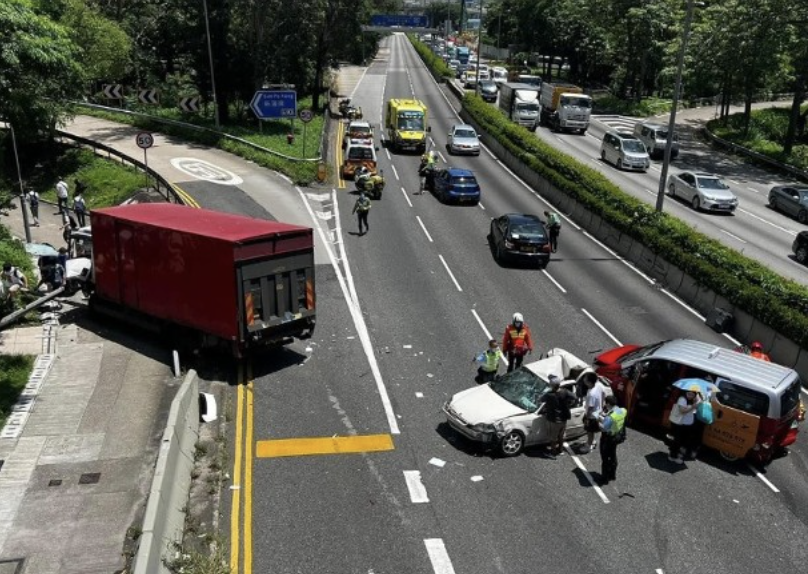 龍翔道有5車相撞意外，全線封閉。

