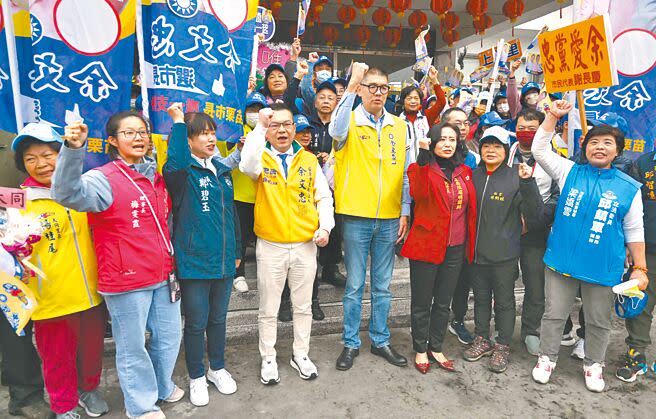 國民黨苗栗縣議員人余文忠（前左四），7日在國民黨副主席連勝文（前左五）與大批支持者陪同下，登記投入苗栗市長補選，現場凍蒜聲不絕於耳。（李京昇攝）