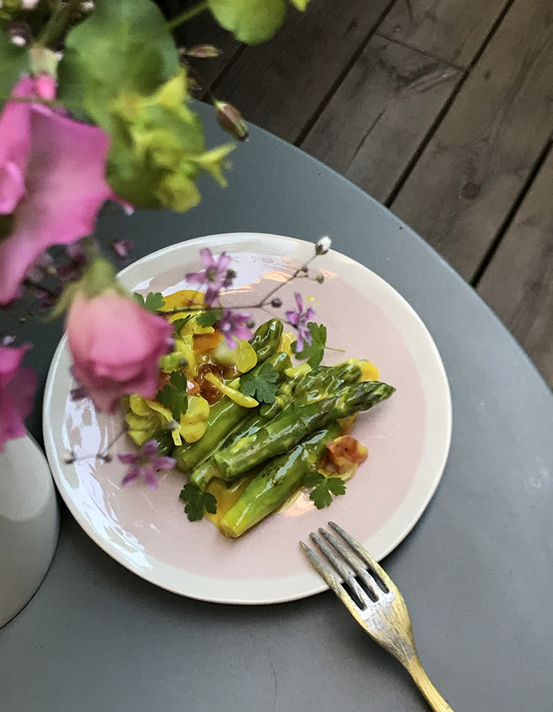 <p><b>Fulgurances</b>, la fameuse table qui accueille régulièrement de nouveaux jeunes chefs en résidence, a accueilli Sylvain Parisot qui n’a pas eu le temps d’officier avant le confinement. Qu’à cela ne tienne, il nous met en boîte du mercredi au samedi, des menus pour deux extras, qui changent chaque semaine, pour environ 48 €, pain maison compris ! On réserve vite car cette restaurant box, livrée pour l’instant dans l’est parisien mais très bientôt dans tout Paris, part rapidement. En prime ? Une Apéro box à 30€ et une box maraîchère, sorte de panier surprise de fruits et légumes du moment, proposée à 25 € pour env. 4 kg.</p><p>Infos et commande sur <a href="https://fulgurances.com" rel="nofollow noopener" target="_blank" data-ylk="slk:fulgurances.com;elm:context_link;itc:0;sec:content-canvas" class="link ">fulgurances.com</a></p><br>