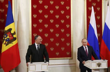 Russian President Vladimir Putin (R) and his Moldovan counterpart Igor Dodon attend a news conference at the Kremlin in Moscow, Russia, January 17, 2017. REUTERS/Sergei Ilnitsky/Pool