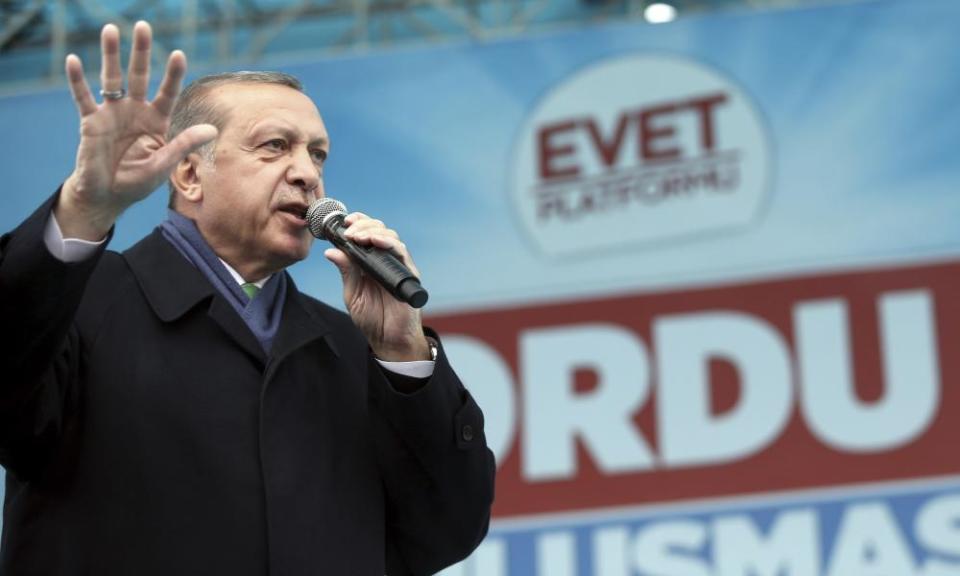 Erdoğan addresses his supporters at a referendum rally in the Black Sea city of Ordu