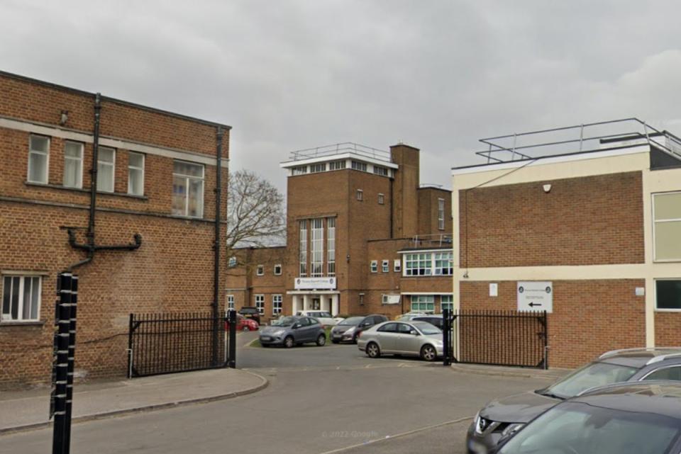 El ataque ocurrió cerca de Thomas Knyvett College en Ashford, Surrey, el lunes (Google Maps)