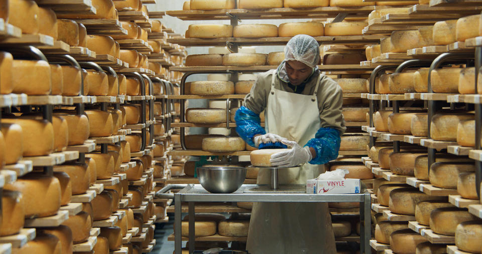 À l'intérieur de la fromagerie de 