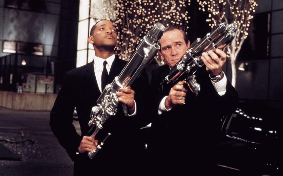 Der "Men in Black"-Kultspruch schlechthin: "Die besten Viecher ..." - " ... sind tote Viecher!" Wer mit solch abgefahrenen Wummen wie Agent J (Will Smith, links) und Agent K (Tommy Lee Jones) hantiert, braucht natürlich auch einen flotten Oneliner auf den Lippen! (Bild: 2002 Columbia Pictures Industries, Inc. / Sony Pictures Entertainment 2019)