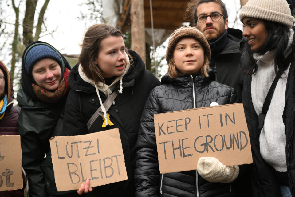 Die Klimaaktivistinnen Luisa Neubauer (2.v.l) und Greta Thunberg (3.v.r) stehen am dritten Tag der Räumung im von Klimaaktivisten besetzten Braunkohleort Lützerath (Bild: Federico Gambarini/dpa)