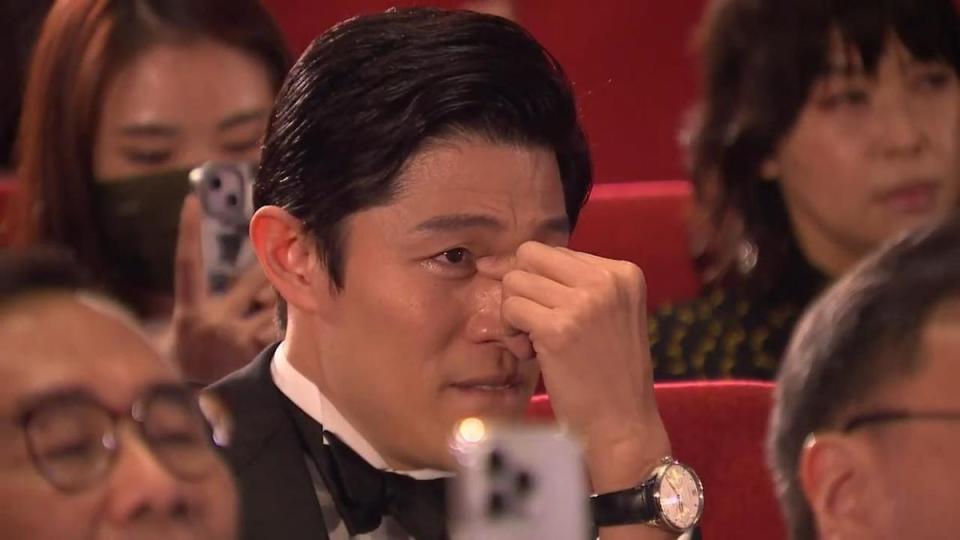 鈴木亮平在亞洲電影大獎上聽到宮澤冰魚獲獎時，感動落淚。（翻攝自直播畫面）