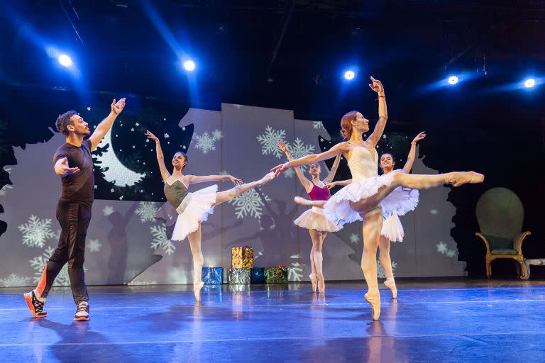 El coreógrafo de la nueva versión, Emanuel Abruzzo, ensaya con el flamante Buenos Aires Ballet Juvenil el cuadro de "El reino de las nieves"