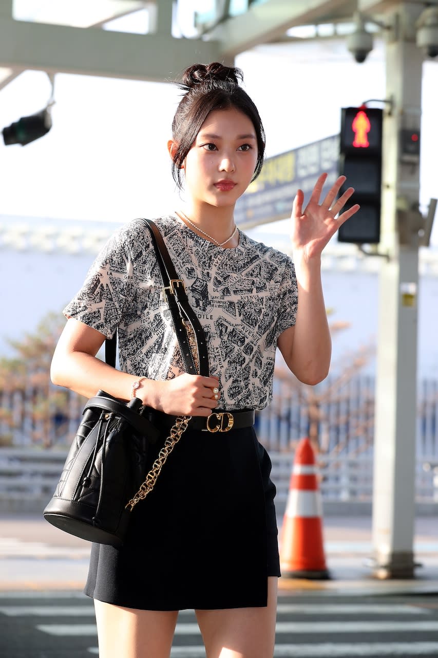 Dior Top8 spring and summer black gold series inventory!  The same Besace version of Jisoo / Toujours / Popular Leather Book Tote