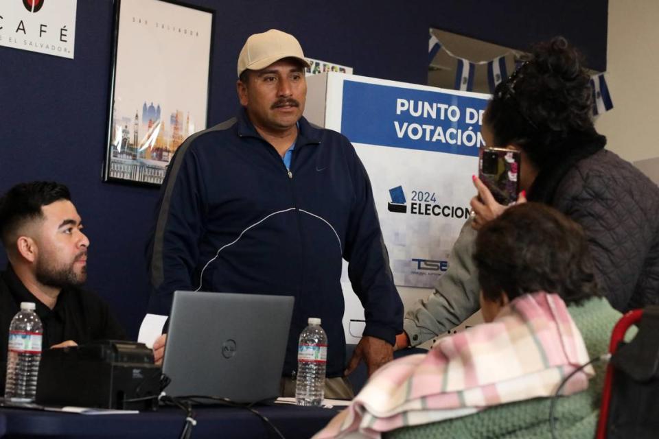 Leonardo Alvarado Iraheta, centro, un voluntario del Tribunal Supremo Electoral de El Salvador, durante las las elecciones presidenciales del domingo 4 de febrero del 2024.