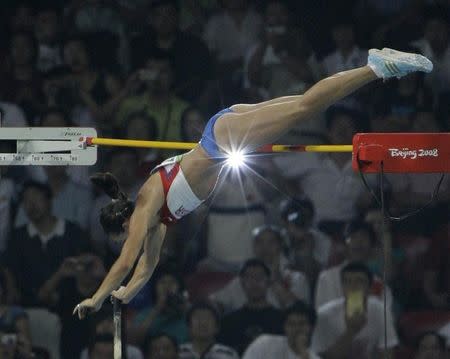 Imagen de archivo, la garrochista rusa Yelena Isinbayeva durante una competición durante los Juegos Olímpicos de Pekín. 18 agosto 2008. Una comisión internacional antidopaje recomendó el lunes que la Federación Rusa de Atletismo sea suspendida del deporte debido a sus amplias infracciones, una medida que podría ver al poderoso equipo europeo fuera de los Juegos Olímpicos de Río 2016. REUTERS/David Gray