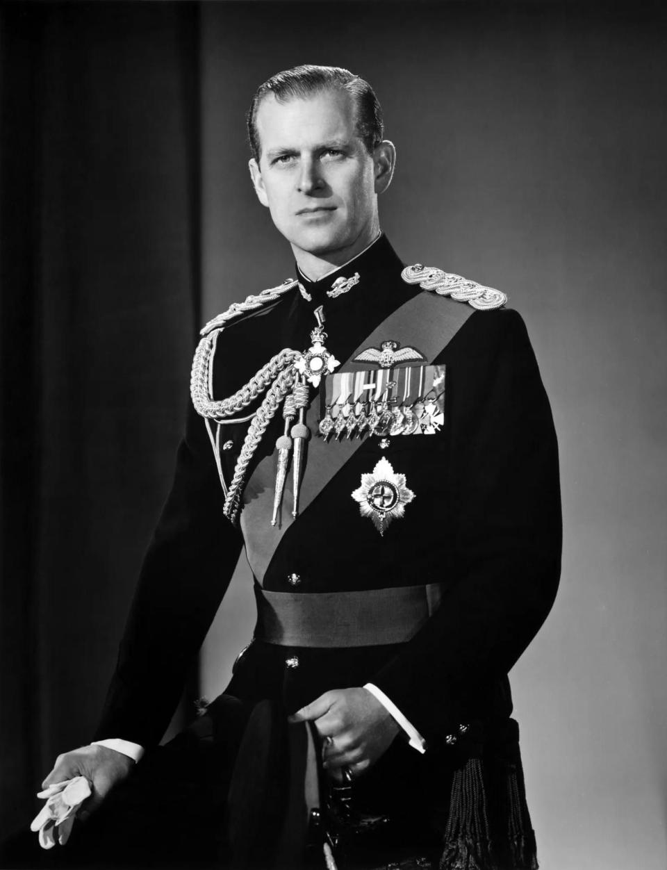 愛丁堡公爵菲利普親王於1958年拍攝的軍裝照。（CREDIT: Michael Ochs Archives）