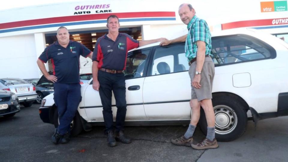 技師表示這輛車可以開這麼長的里程是因為車主都有定期維護保養。（圖片來源/Whanganui Chronicle）