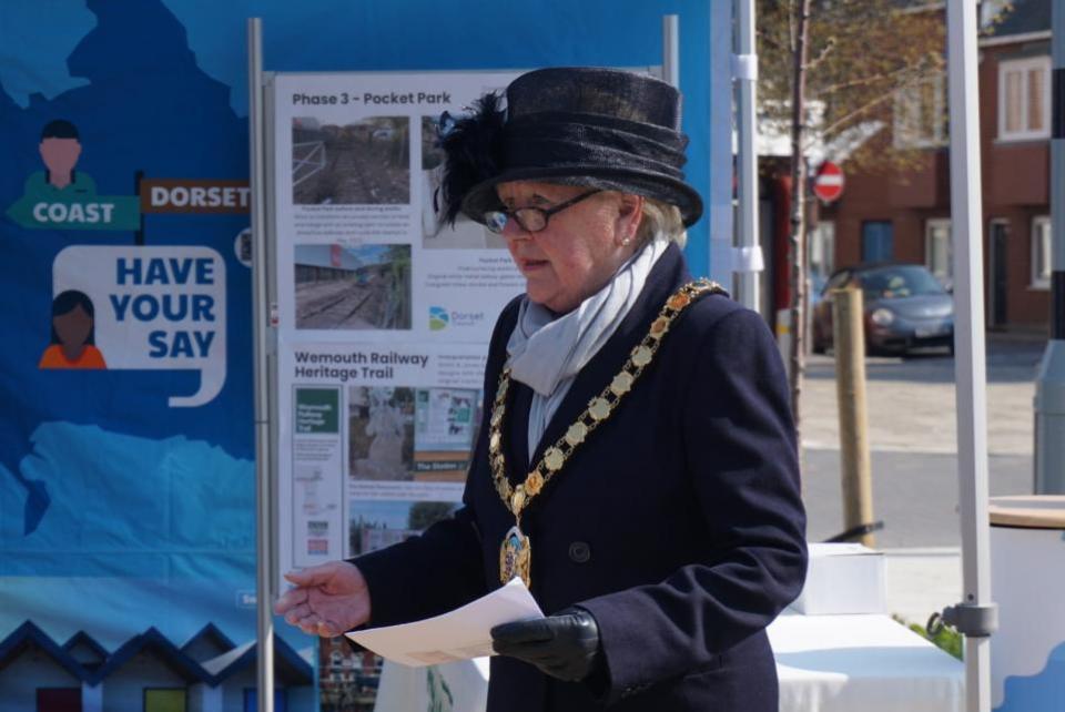 Dorset Echo: Cllr Val Pothecary dando el discurso de apertura