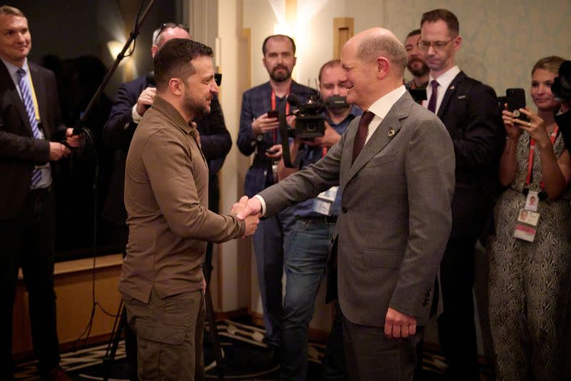 El presidente de Ucrania, Volodymyr Zelenskiy, y el canciller alemán, Olaf Scholz, se dan la mano durante la cumbre de líderes del G7 en Hiroshima, Japón