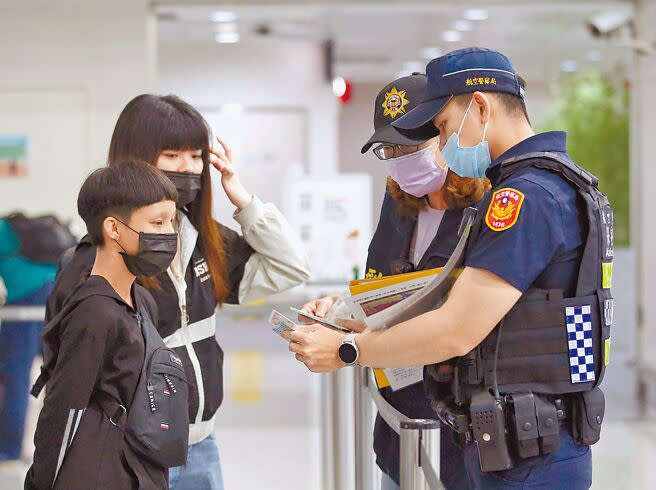 海外詐騙已成為社會關注焦點，圖為桃園機場二航廈出境大廳，航警關懷詢問前往柬埔寨的旅客，避免有人受害。（本報資料照片）