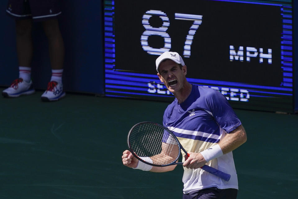 Andy Murray celebra tras derrotar a Francisco Cerúndolo durante la primera ronda del US Open, el lunes 29 de agosto de 2022 en Nueva York. (AP Foto/Seth Wenig)