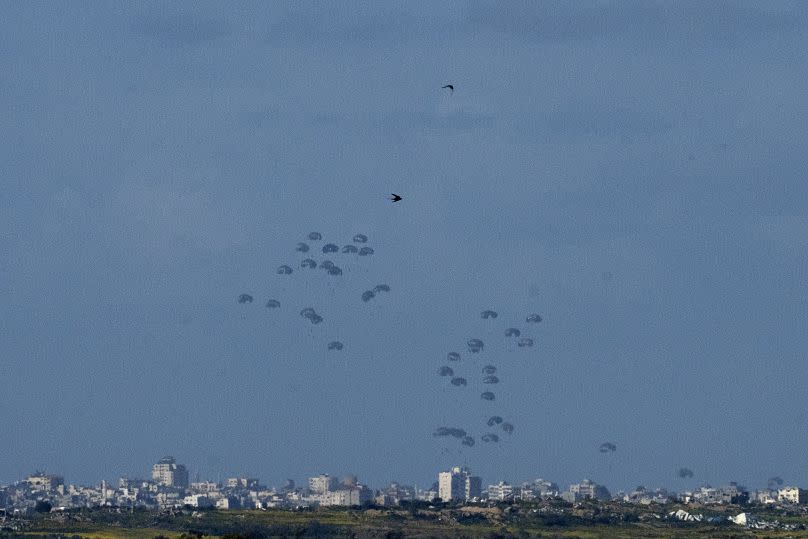 Largage d'aide humanitaire dans le nord de la bande de Gaza, vu depuis le sud d'Israël, le jeudi 7 mars 2024.