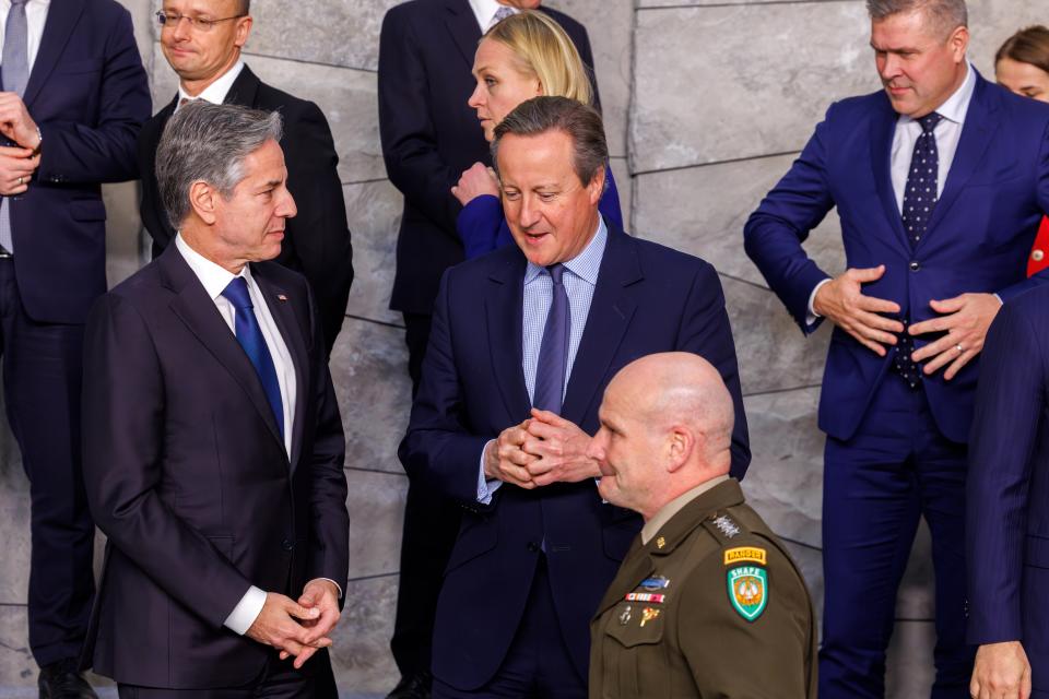 US Secretary of State Antony Blinken (L) speaks with British Foreign Secretary David Cameron (EPA)