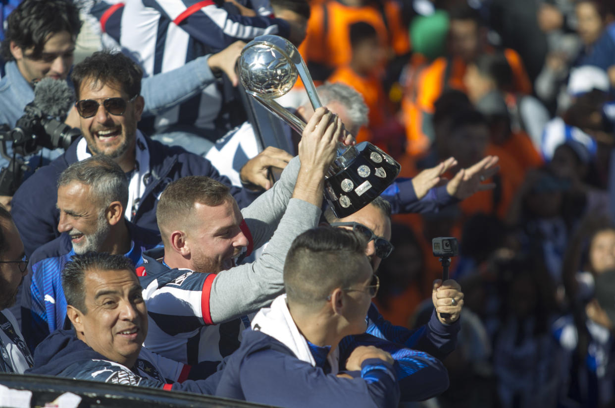 MONTERREY, NUEVO LEÓN, 30DICIEMBRE2019.- Aficionados de los Rayados del Monterrey asisten al desfile por avenidas de la ciudad en apoyo a su equipo. Jugadores Rayados celebran el campeonato, apertura 2019. FOTO: GABRIELA PÉREZ MONTIEL /CUARTOSCURO.COM