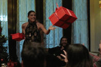 En esta imagen proporcionada por Pantaya, Aislinn Derbez, de pie, y Juanes en una escena del especial "Celebremos: Eterna Navidad", que se estrena el 4 de diciembre del 2020 en Pantaya. (Pantaya vía AP)