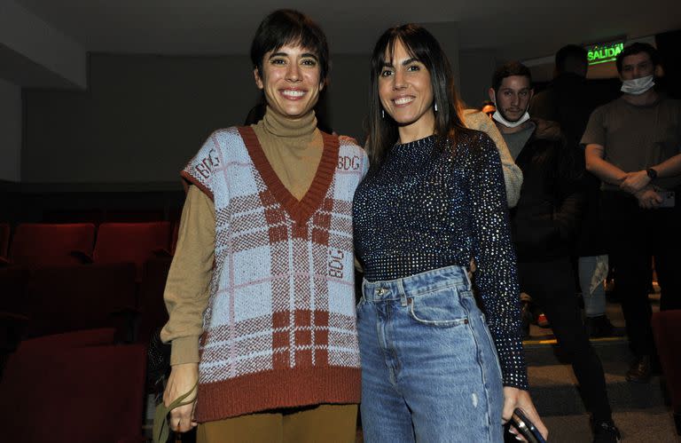 Carolina junto a Fernanda Merdeni, la rosarina que está a cargo de la programación de América