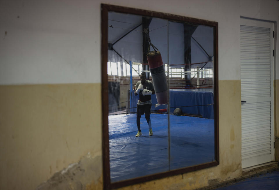 El campeón olímpico Arlen López aparece reflejado en un espejo de la Escuela Cubana de Boxeo durante un entrenamiento, el viernes 22 de marzo de 2024, en Wajay, Cuba. (AP Foto/Ramón Espinosa)