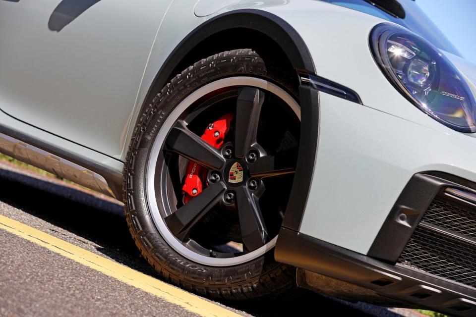 黑色輪拱與越野胎絕對是本車最具標誌性的外觀特徵，專屬五輻輪圈可選消光黑或白色塗裝。