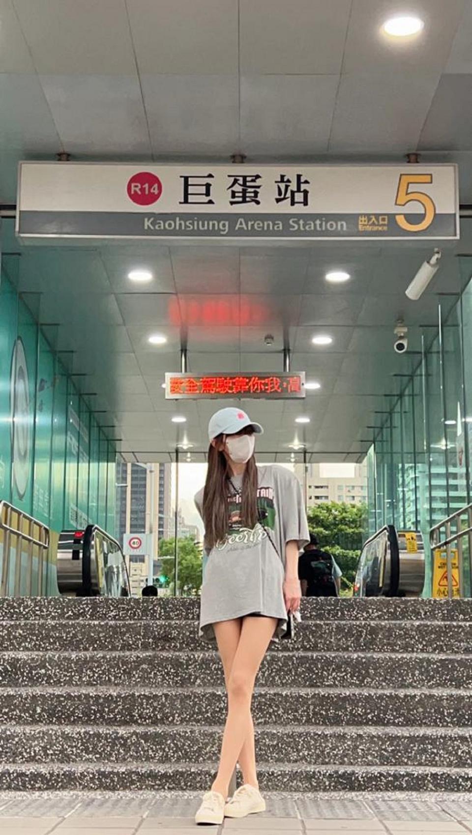謝金燕當起觀光客，在捷運站拍照留念。（圖／開麗娛樂提供）