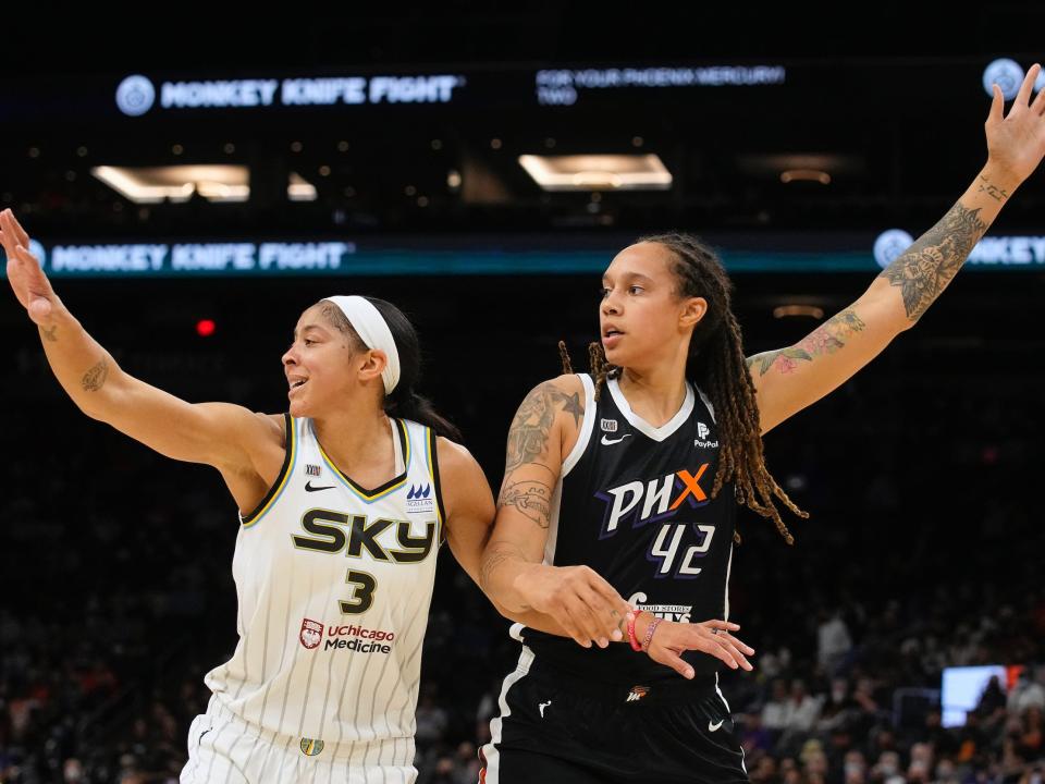 Candace Parker (left) and Brittney Griner battle for the ball.