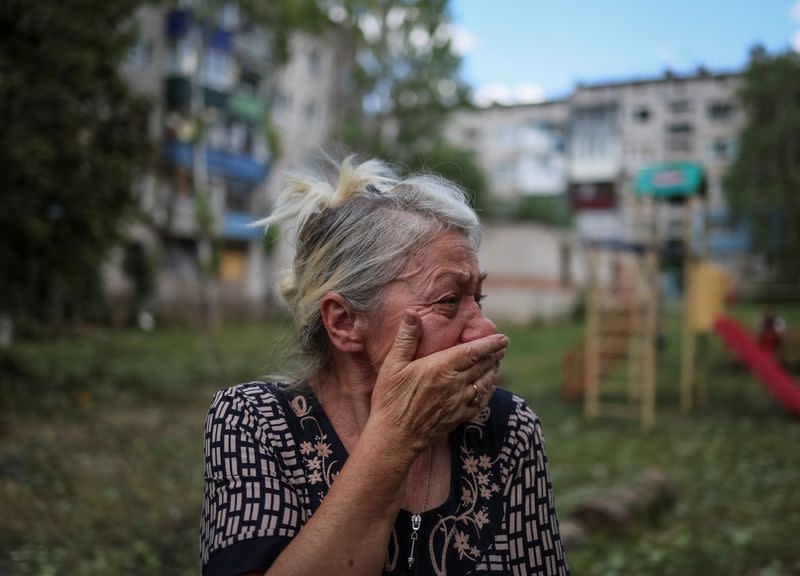 Una residente local Zinaida Klimova, de 85 años, reacciona cerca de su edificio residencial dañado por un ataque militar ruso, en medio de la invasión de Rusia a Ucrania, en Kramatorsk, en la región de Donetsk, Ucrania