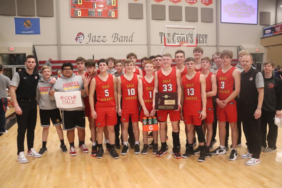 The Dale boys' basketball team poses with the regional title trophy.