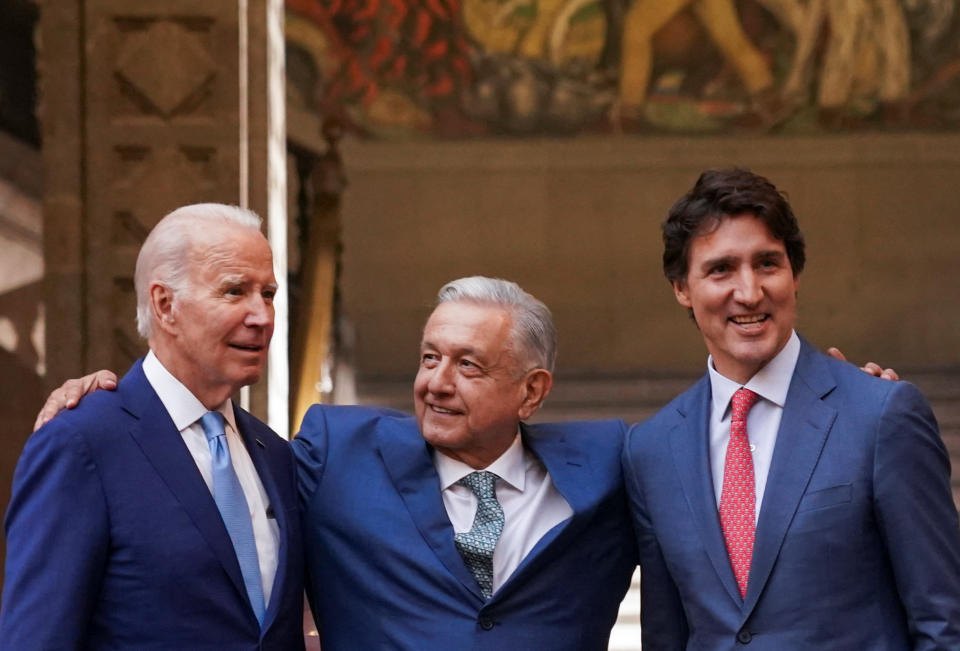 El presidente estadounidense Joe Biden, el presidente mexicano Andrés Manuel López Obrador y el primer ministro canadiense Justin Trudeau en la Cumbre de Líderes de América del Norte en Ciudad de México, México, el 10 de enero de 2023.  (REUTERS/Kevin Lamarque)