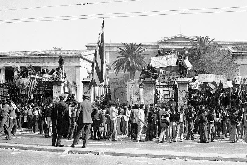 Estudiantes con banderas y pancartas con lemas antiestadounidenses y antigubernamentales ocupan el Instituto Politécnico en el centro de Atenas el 15 de noviembre de 1973.