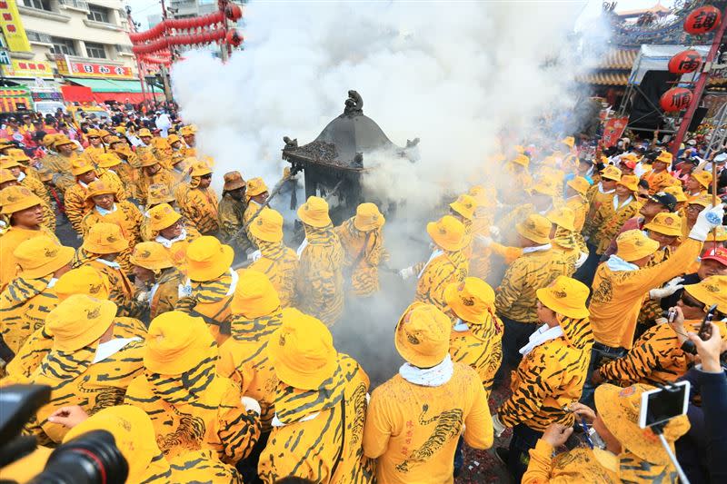 北港迓媽祖著名的炸轎「虎爺吃炮」。（圖／小瑋風城 攝影）