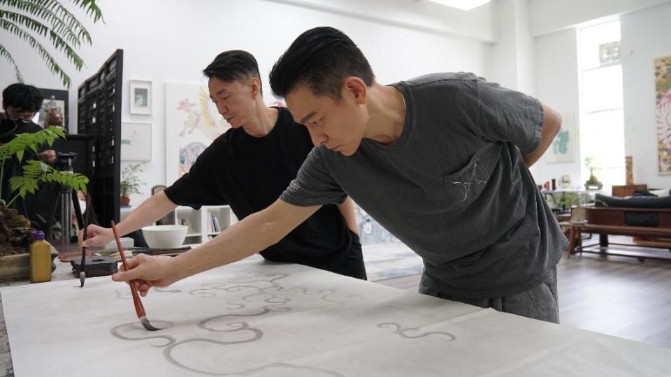 劉德華在藝術家帶領下，透過水墨畫等方式呈現自己的演藝人生。（圖／台灣映藝提供）