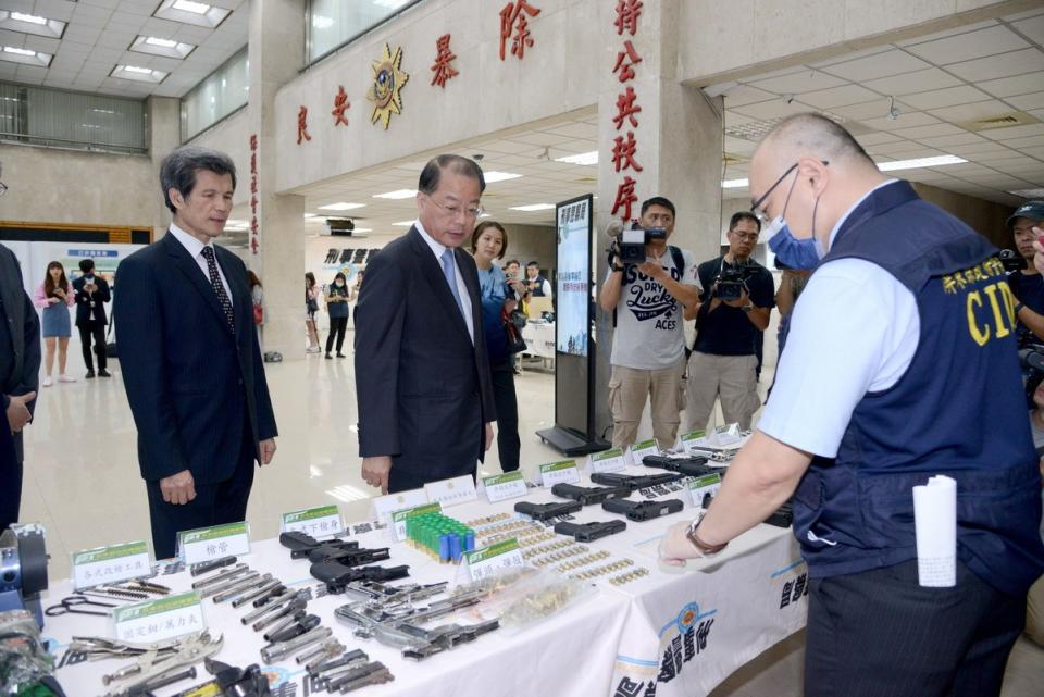 警政署長黃明昭(左二)主持破案記者會。刑事局提供