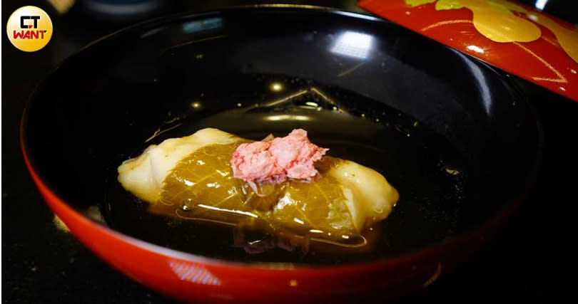 搭配鮮魚昆布高湯烹煮的「紅鰷櫻餅」，帶有細膩肉質與膠質感。