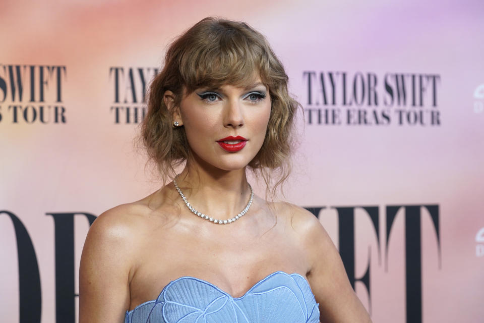 ARCHIVO - Taylor Swift llega al estreno mundial de la película del concierto "Taylor Swift: The Eras Tour" en Los Ángeles el 11 de octubre de 2023. El mensaje de Swift en Instagram alentando a sus 283 millones de seguidores a registrarse para votar fue nominado para un premio Webby al mejor creador. o categoría de influencer. (Foto AP/Chris Pizzello, archivo)