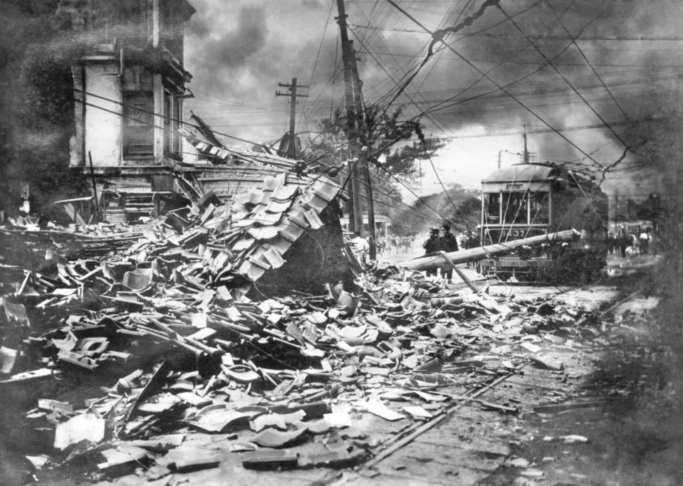 1923年9月1日「關東大地震」後，受損建築物上空升起濃煙。美聯社