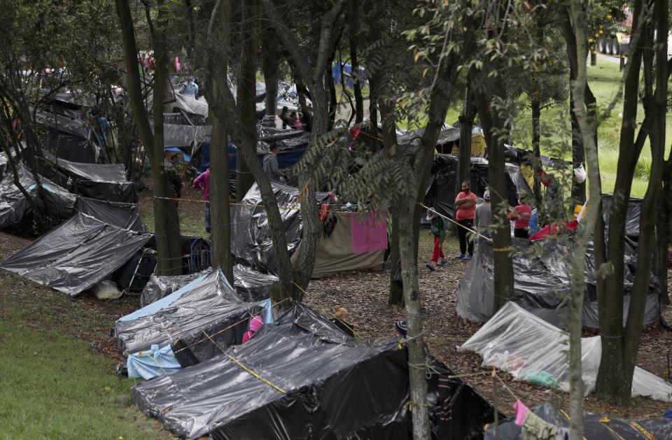 Migrantes venezolanos sin empleo acampan el miércoles 3 de junio de 2020 cerca de la principal terminal de autobuses en Bogotá, Colombia. (AP Foto/Fernando Vergara)