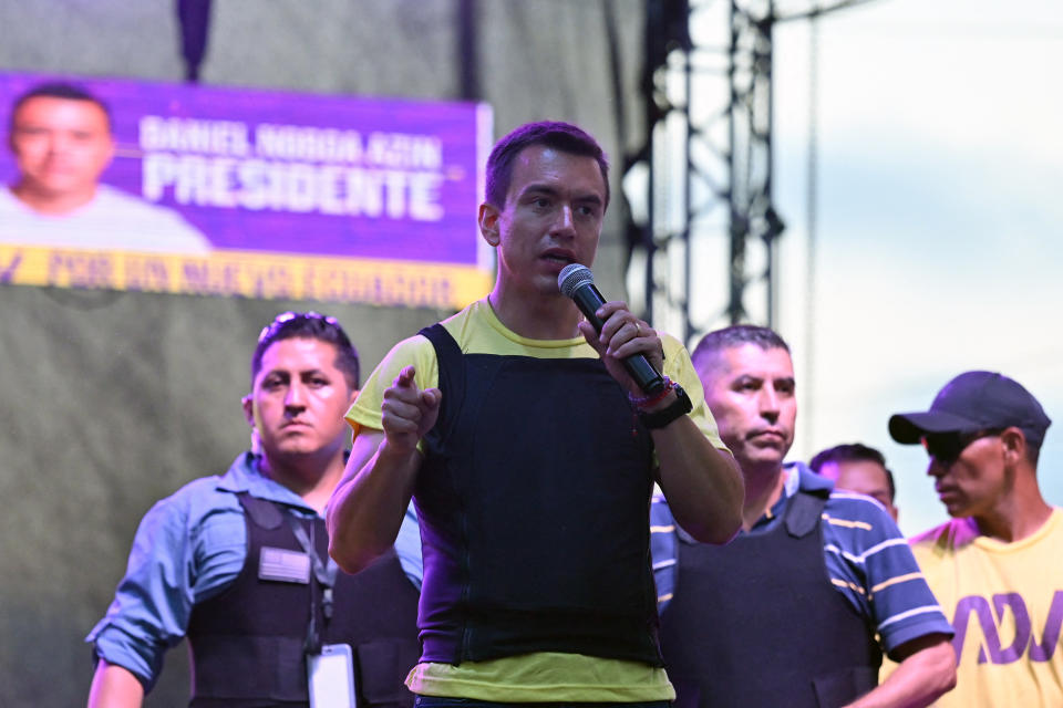 厄瓜多民眾在血腥毒品戰爭和政治暗殺陰影下，15日將投票選出新總統。民調顯示45歲的龔薩雷茲與35歲的諾波亞（前）兩人勢均力敵。（法新社資料照）
