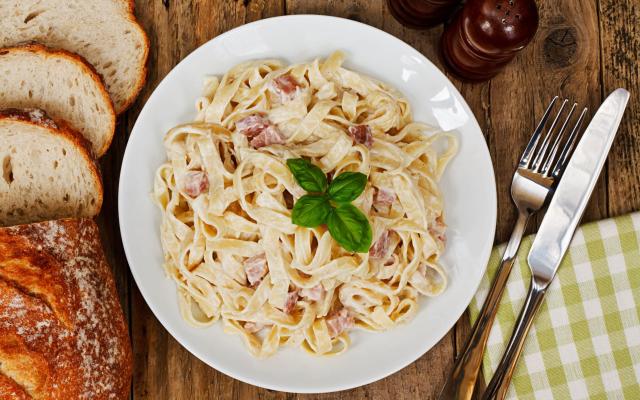 According to Grandi, the original pasta carbonara recipe used bacon not guanciale - Alamy 