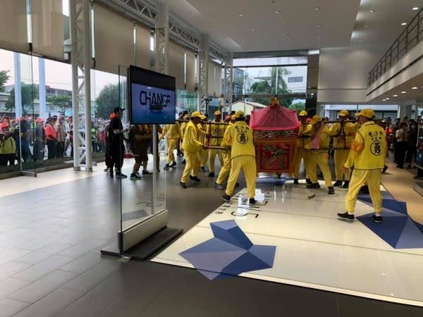 白沙屯媽祖3度駐駕車場，現場一片歡聲雷動。（圖／翻攝自 白沙屯拱天宮網路電視）