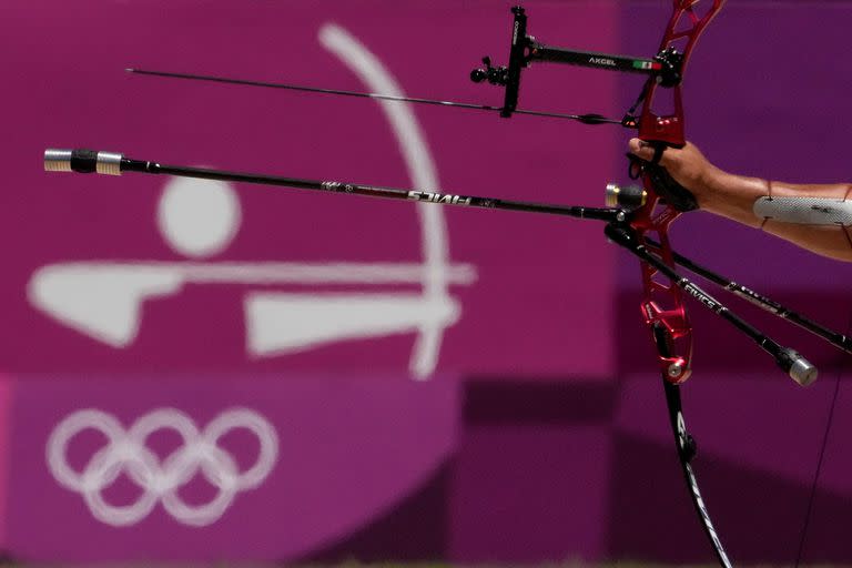 Luis Álvarez, de México, practica mientras parece espejarse con la imagen en la pared.